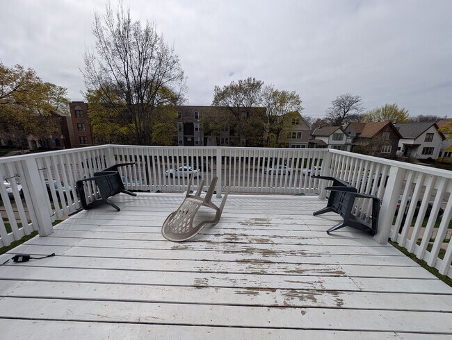 Photo - 3246-3246 N Oakland Ave