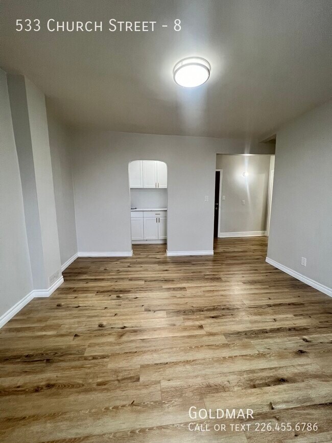Building Photo - 1 Bedroom With Private Balcony Located Close to Downtown Unit 8