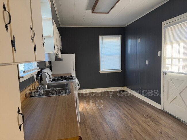 Photo - 421 W Reynolds St