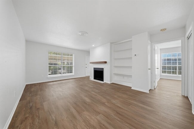 Building Photo - 1860 White Oak Dr Unit 333