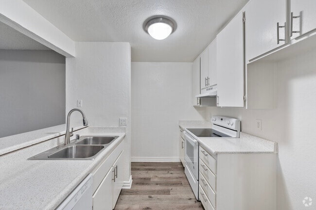 2BR, 2BA - 929SF - Kitchen