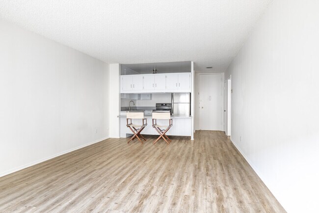 1BR, 1BA - 785SF - Dining Room - Cedar Tropics Unit J