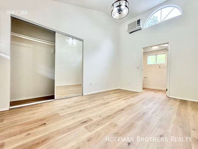 Building Photo - 2448 Beachwood Dr Unit 7