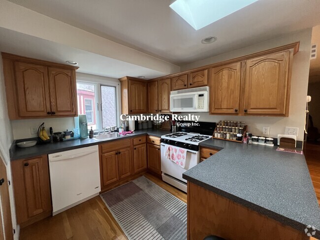 Building Photo - 24 Burnham St Unit 3T Rental