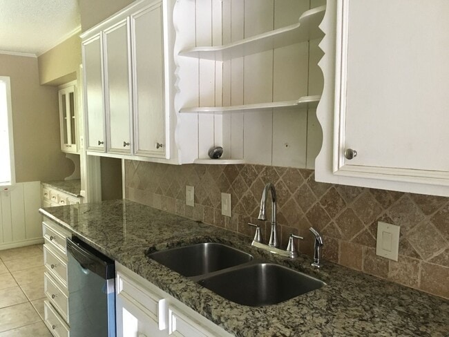 Photo - 3/2/2 Fenced Yard and Pet Friendly