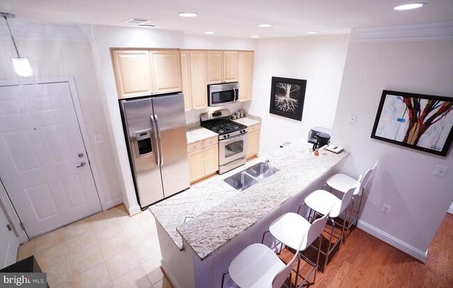 Building Photo - 1115 Cameron St Unit 211