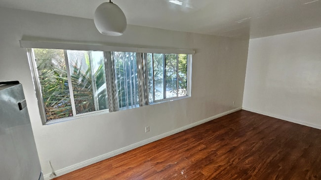 Photo - 933 S Gramercy Dr Unidad 8