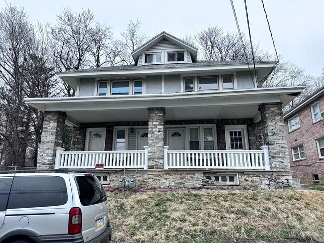 Building Photo - 2712 Woodlawn St Unit 2712 A