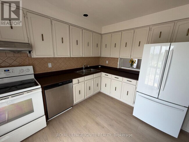 Photo - 17 Sandhurst Cir