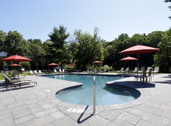Yardley Crossing Luxury Apt and Townhomes