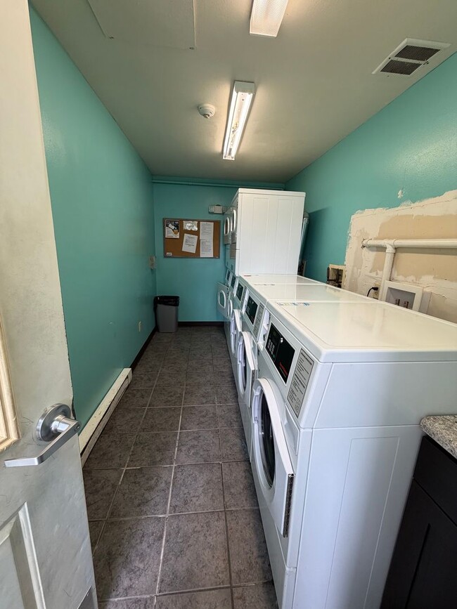 Building Photo - Cozy One Bedroom Is Waiting For You!! Unit RY155A-128
