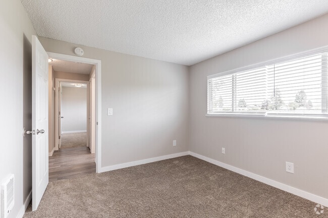 2BR, 1BA - 900SF