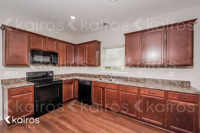 Photo - 636 White Oak Cir