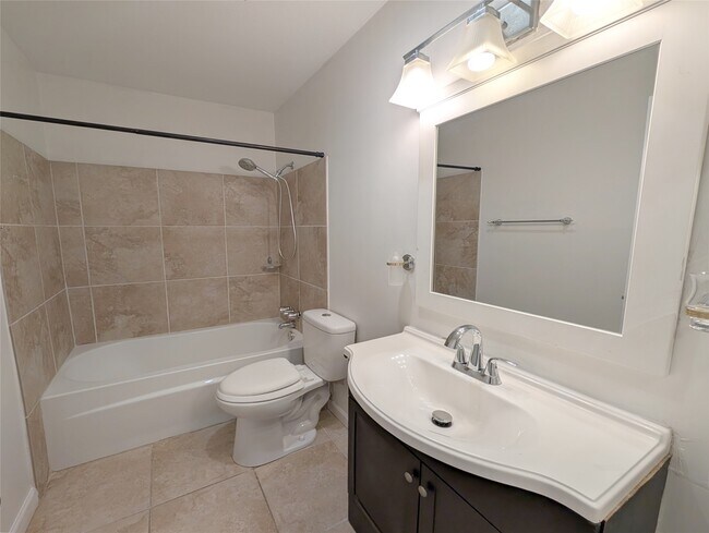 Photo - 2101 Fountain View Dr Unidad 76