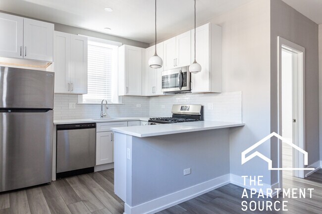 Building Photo - 3937 N Janssen Ave Unit W3