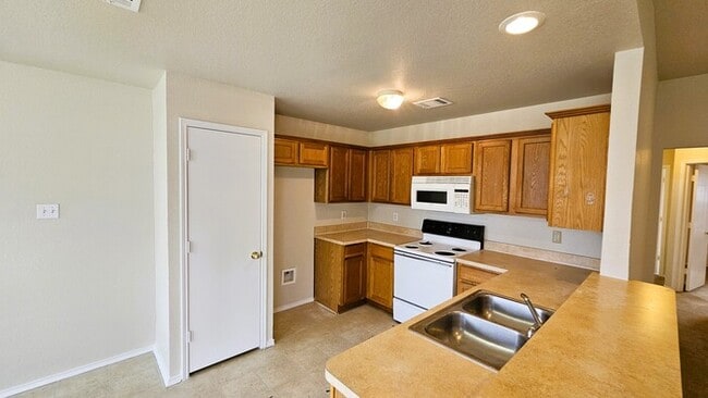 Photo - 4-2-2 West Fort Worth close to Lockheed Martin