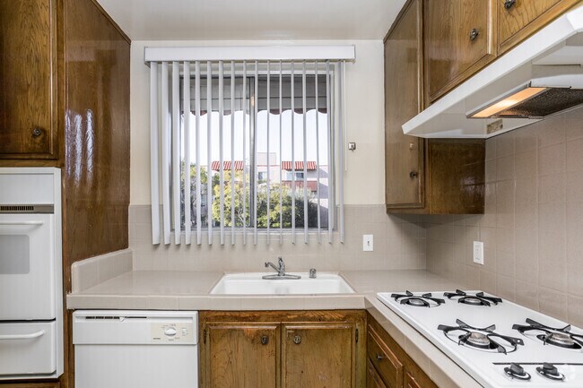 1HAB, 1BA - 750 ft² - Lido Apartments - 3720 Cardiff Avenue