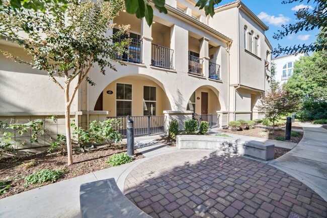 Spacious 3 Bed/3 Bath Townhome in Downtown... - Spacious 3 Bed/3 Bath Townhome in Downtown...