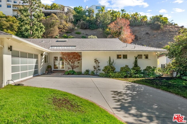 1836 N Doheny Dr