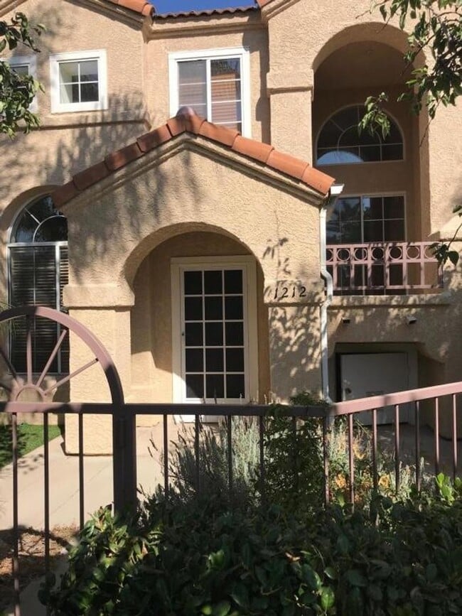 Building Photo - 2 Bedroom, 2.5 bath Condo in a gated Community!
