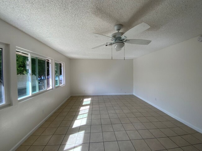 Building Photo - 3bd/2ba Duplex! - Hemet, CA Rental