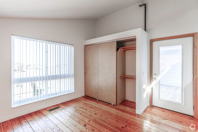 1BR Loft Terrace- 769 SF