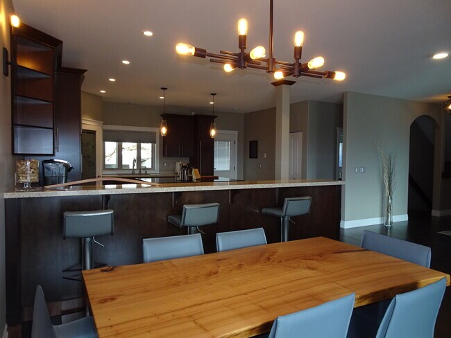 Photo - 1384 Feedham Ave