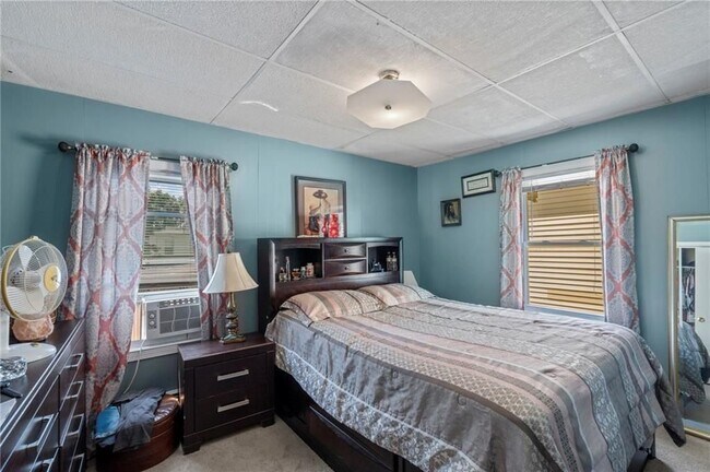 Photo - 528 Lonsdale Ave