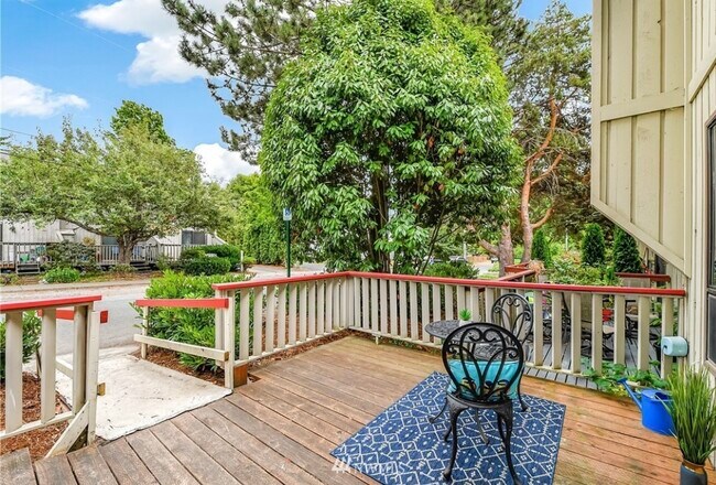 Large patio, steps away from Roosevelt park - 2315 Verona St Unit Roosevelt Condo