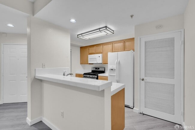 Photo - 200 Caldecott Ln