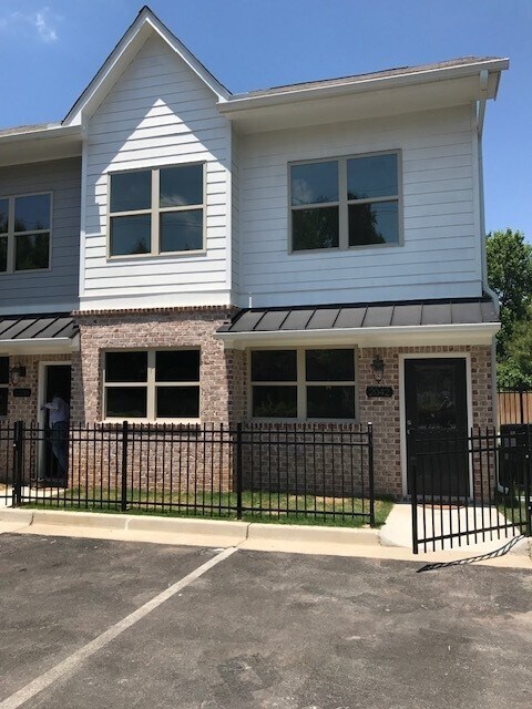 Photo - 2042 Bolton Rd NW