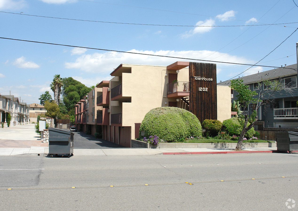 Photo - 1202 S Mayflower Ave Apartments