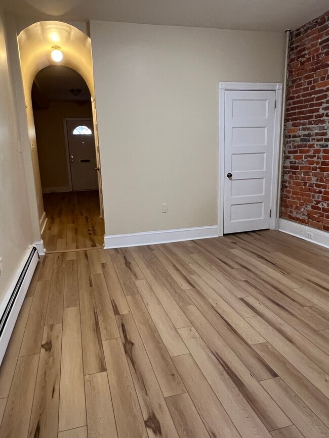 Vista desde el comedor hacia la sala de estar. - 507 N Rodney St Unidad Apt #1
