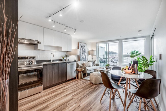 Photo - 3583 Kingsway