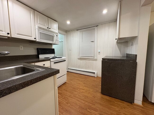 Building Photo - Charming 2-Bedroom Apartment in Glastonbur...