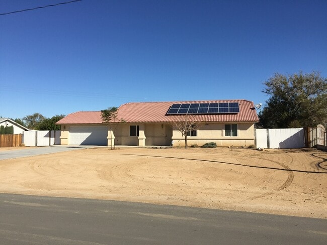 Building Photo - SOLAR!!! 3 BEDROOM NEWER HOME SOUTH OF BEA...