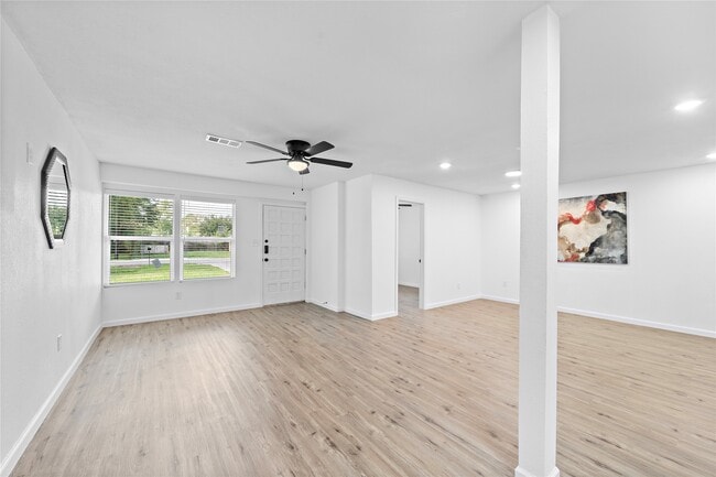 Photo - 6210 Rolland St