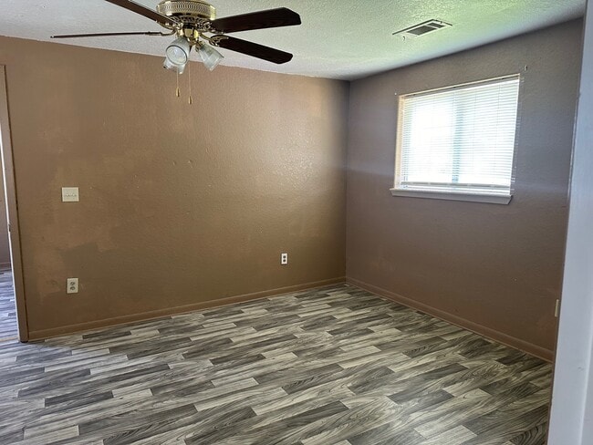 Photo - 310 S Avenue D