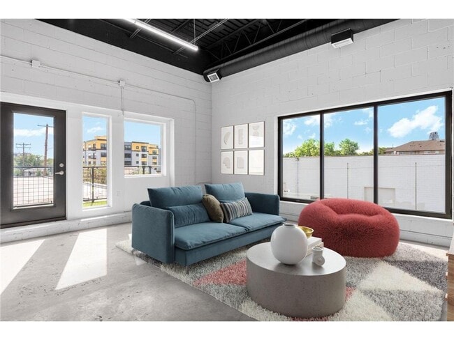 Building Photo - 801 SE 9th St Unit 201