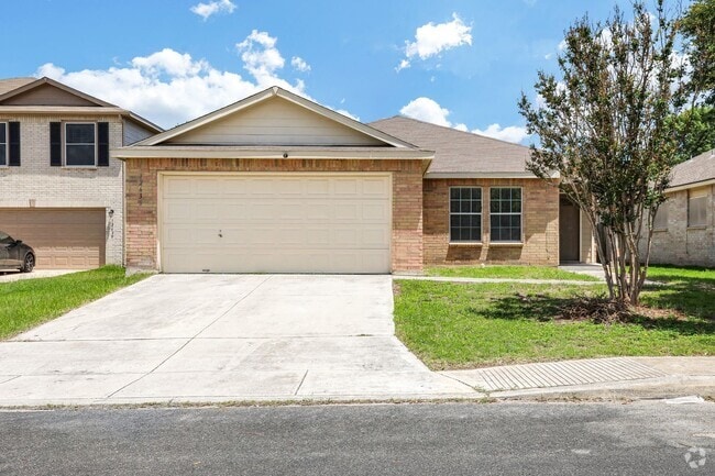 Building Photo - Spacious 4 Bed, 2 Bath Home with Open Conc...