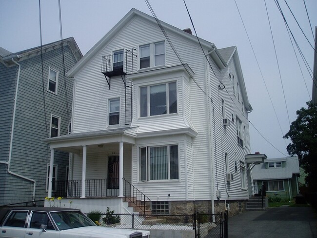Building Photo - 76 Buffinton St Unit 3 Rental