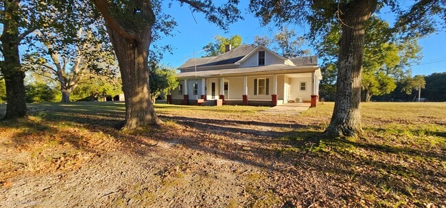 Building Photo - Enjoy a piece of history in this Vintage F...
