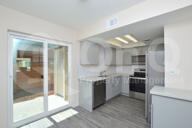 Photo - 1418 E Knoll Cir