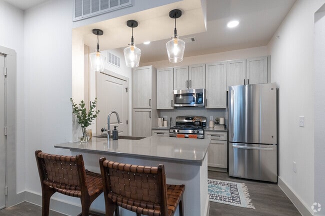 1BR, 1BA - 656 SF
