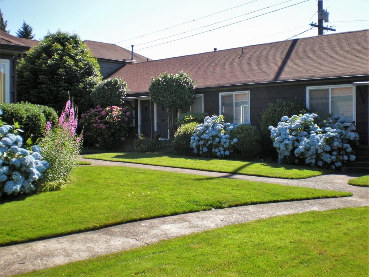 Courtyard entrance - 316 NE 60th Ave Unit F05