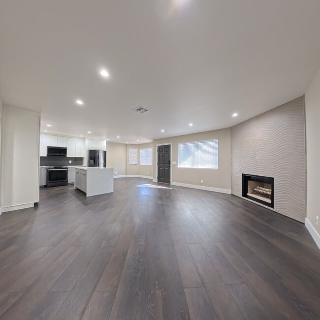 Building Photo - Stunning 2-Bedroom, 2-Bathroom Condo Located at The Lakes!