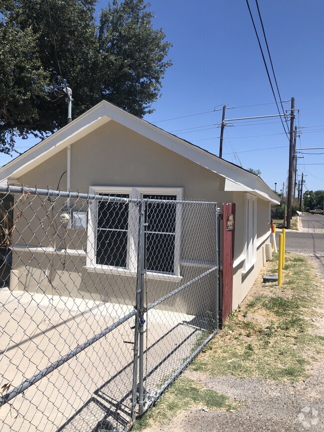 Building Photo - 1522 N Dunlap Ave Unit REAR Rental