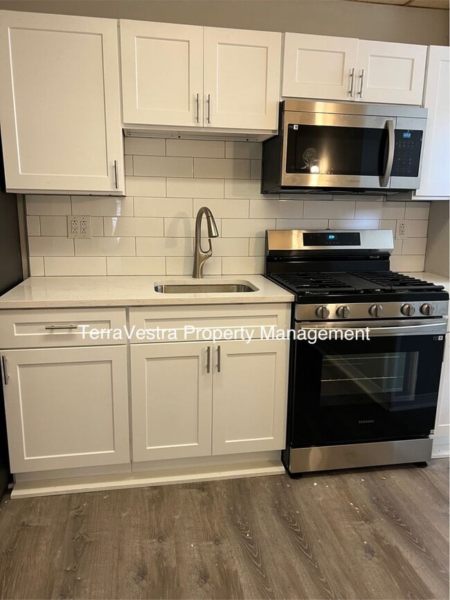 Building Photo - 215 Maple Ave Unit A