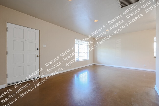 Photo - 2911 E Flower St