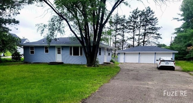 Building Photo - 697 Main St